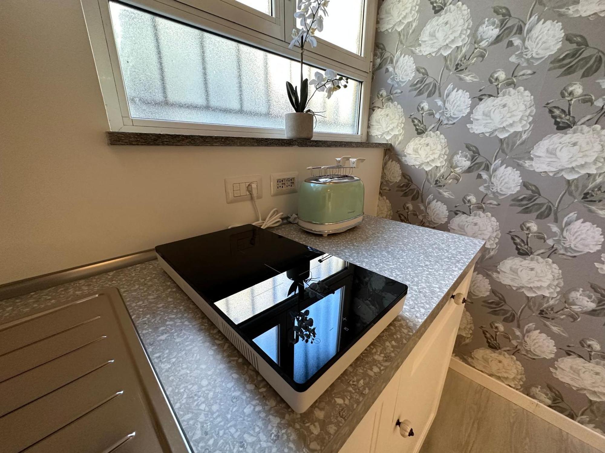 Flowers, A Cozy Suite In ミラノ エクステリア 写真